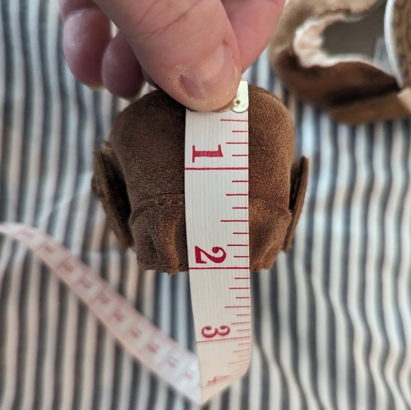 Kid's UGG Slippers - Picture 7 of 16